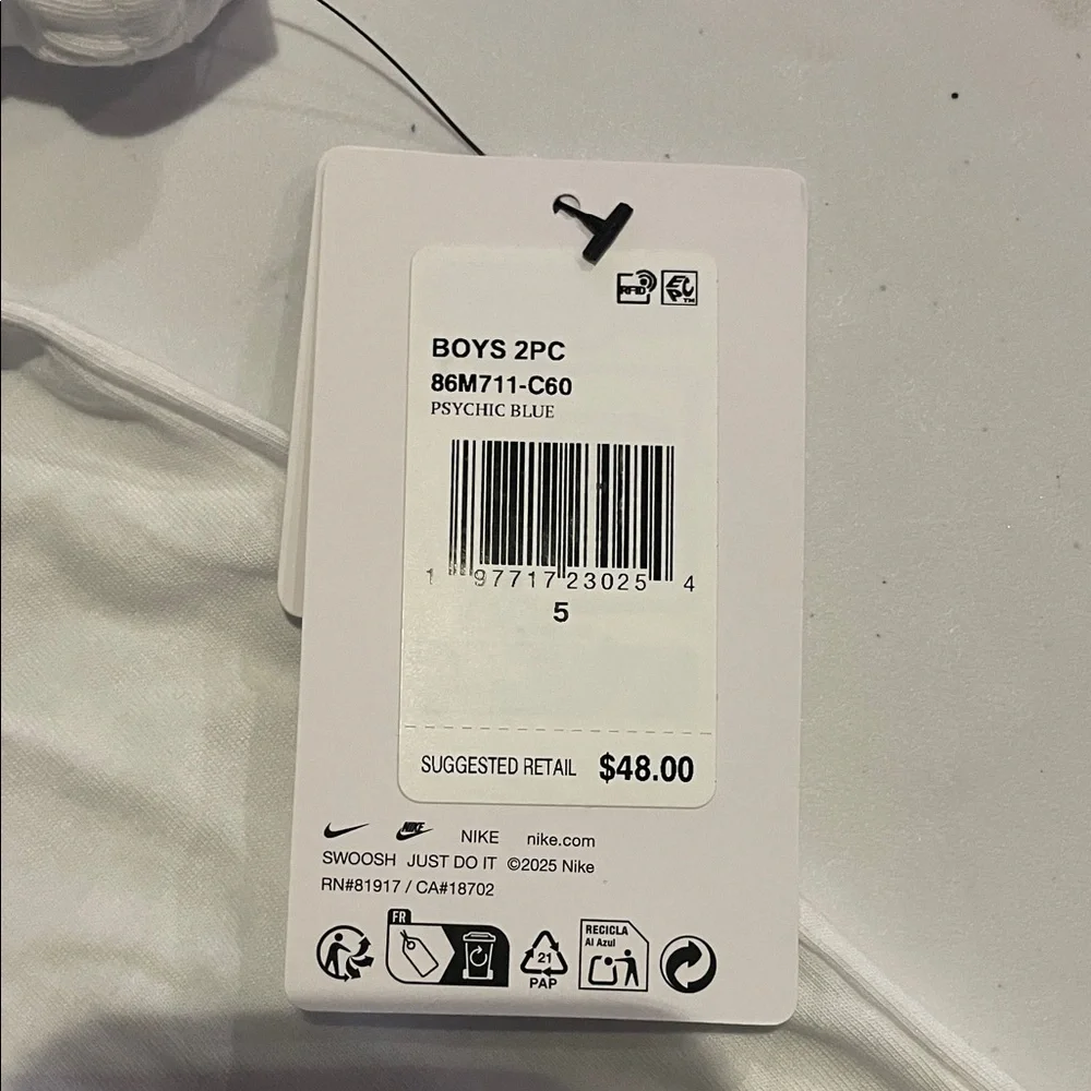 NEW! NIKE 2-PIECE T-SHIRT AND NIKE LOGO SHORTS SET. SIZE 5. BOYS. - Picture 10 of 10